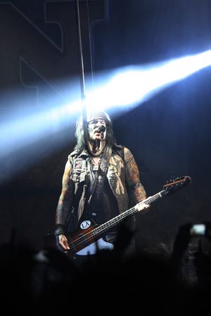 베이시스트이자 주요 작곡가인 니키 식스는 Theatre of Pain 시대에 헤로인 중독에 시달렸다.