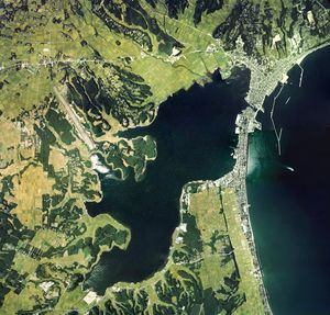 가모호 주변의 항공 사진(1976년 촬영). 료쓰의 시가지는 가모호와 료쓰만 사이의 사주 위에 형성되어 있다.