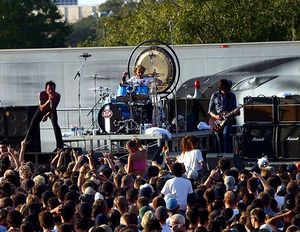 2002년 Shangri-La Dee Da를 지원하기 위해 플로리다주 탬파에서 공연하는 스톤 템플 파일럿츠. 왼쪽부터 스콧 웨일랜드, 에릭 크레츠, 딘 델레오.