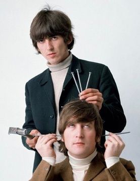 조지 해리슨이 존 레논의 머리에 못을 박는 모습. 휘태커는 이 이미지를 삼면화의 오른쪽 패널로 사용할 의도였다.