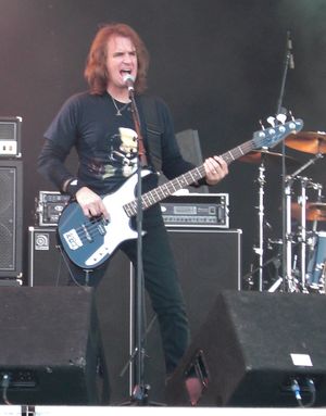 Thirteen은 10년 만에 베이시스트 데이비드 엘렙슨이 참여한 첫 메가데스 앨범이다.