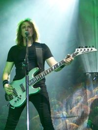 2011년 메가데스 공연 중인 엘렙슨. 그의 시그니처 시리즈 Jackson 베이스를 사용하고 있다.