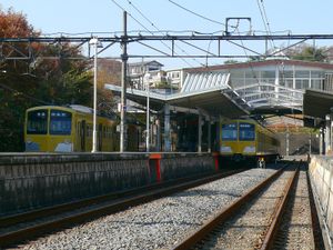 차량이 정차해 있는 곳이 2·3번선. 차량이 정차해 있지 않은 오른쪽 승강장이 임시 승강장인 1번선이다. (2007년 12월 7일)