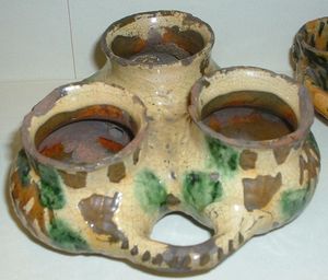 퍼들링 컵. 이 컵들은 내용물을 쏟지 않고 마실 수 있도록 속이 빈 상호 연결 부위를 가지고 있다.