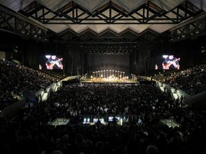 2024년 7월 리즈 맥알파인의 The Older Tour 공연 중 콘서트 구성