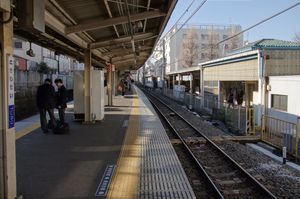 2012년 2월, 승강장 끝에서 바라본 모습. 오른쪽으로 북쪽 출입구 역사가 보인다.