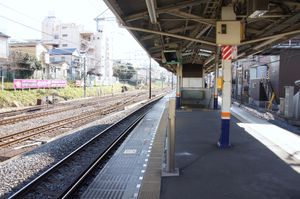 플랫폼 북쪽 끝에서 바라본 모습, 왼쪽은 JR 사이쿄선 선로 (2012년 2월)