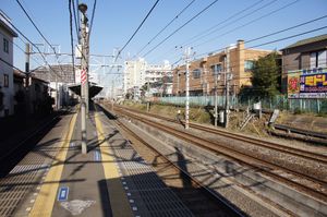 플랫폼 남쪽 끝에서 바라본 모습, 오른쪽은 JR 사이쿄선 선로 (2012년 2월)