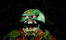 비디오에 등장하기 위해 남미로 운송된 거대한 에디 무대 소품.