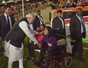 나렌드라 모디가 나이로비, 케냐에서 인도인 커뮤니티 구성원들을 환영하고 있다.