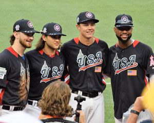 2018년 올스타 퓨처스 게임에서 보 비솃 (왼쪽에서 두 번째)과 브렌던 로저스, 라이언 마운트캐슬, 조 아델