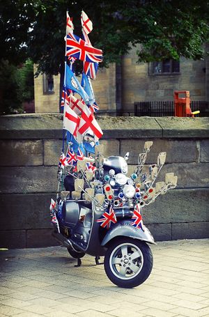 특징적인 다수의 거울을 장착한 베스파