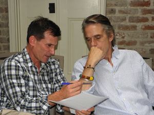 앤드루 로어와 영국 배우 제레미 아이언스