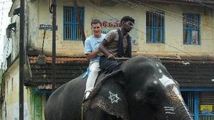 Sahaya Going Beyond 제작 중 코끼리 타는 로어