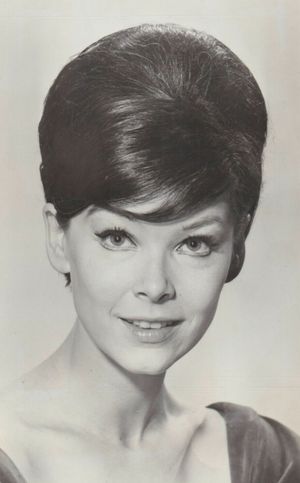 배트맨 1968년 보도 사진 속 이본느 크레이그