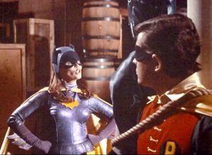 1973년 이본느 크레이그가 배트걸로 출연한 미국 노동부 공익 광고. 1963년 공정 임금법을 설명하고 있다.