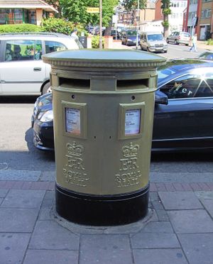 영국의 2012년 올림픽 금메달리스트를 기념하는 계획의 일환으로 파라를 기리기 위해 칠해진 아일워스 런던 로드의 우체통