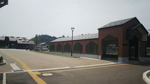 오쿠마쓰시마 관광물산교류센터(왼쪽)와 노비루역 연락 통로 입구