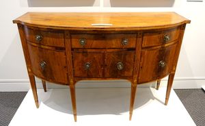 온두라스황단 박편을 사용하여 1798년에 만들어진 사이드보드