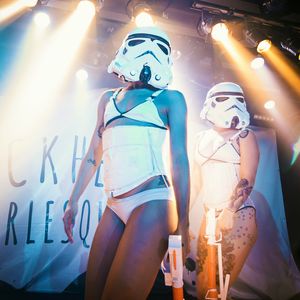 수어사이드걸스 블랙하트 버렐스크 무용수들이 스타워즈 넘버를 공연하고 있다.