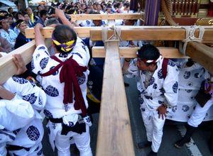 일반적으로 4점 봉인 오다와라: 마츠바라 신사의 본사 미코시. 6점 봉을 제거하는 작업 풍경. 미야이리(신사 입장) 전에 5분 정도에 제거 작업이 완료되었다.