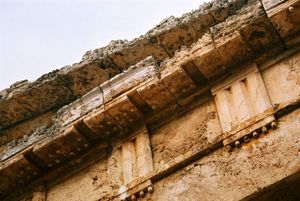 세게스타의 한 사원의 엔타블러처 세부 모습, 트리글리프(그 아래 6개의 구타에)와 메토프, 그리고 테니아가 보인다