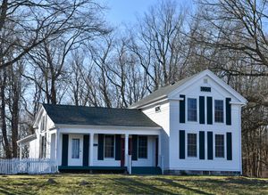 1852년 미시간 농가는 뉴잉글랜드와 중서부의 많은 그리스 부흥 농가에서 사용된 수직 및 날개 평면도를 보여준다.