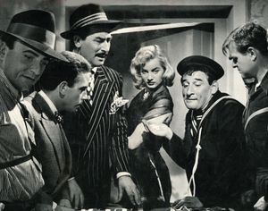 쿠치올라(오른쪽에서 두 번째)는 Rascel-Fifì(1957)에 출연