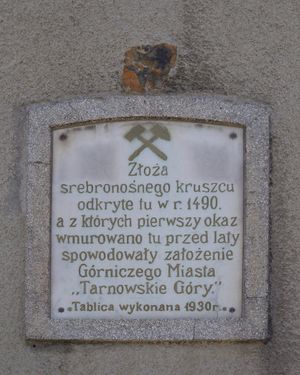 1930년 마르크트 광장의 플로르차크 하우스(Florczak House) 부지에서 1490년 은광맥이 발견되었다는 기념 명판