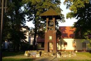 16세기 구아르크 종탑(Dzwonnica Gwarków) 시내 중심가에 위치