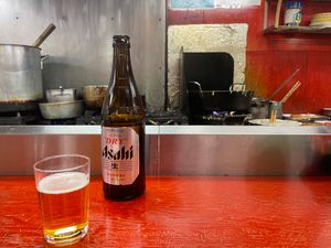 아사히 수퍼 드라이가 오사카시 추오구의 한 식당에서 병으로 제공되고 있다.