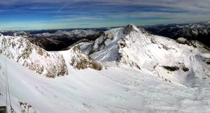 〈Perfect〉의 뮤직 비디오는 오스트리아 힌터툭스에서 촬영된 로맨틱한 이야기를 담고 있다.