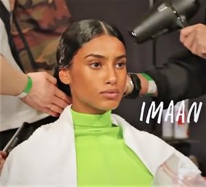 2019년 모스키노 쇼를 위해 메이크업을 받는 하맘