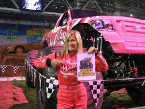 2011년 몬스터 트럭 "Madusa"와 함께 있는 미첼리