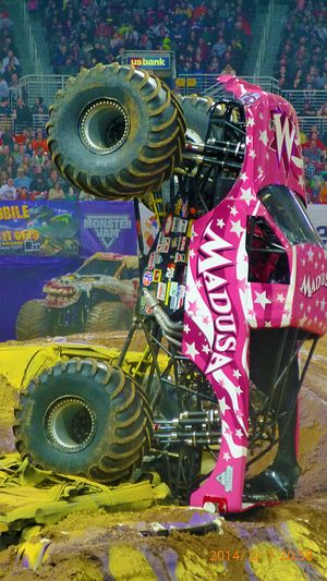  에드워드 존스 돔에서 열린 "몬스터 잼" 대회에서 미첼리가 운전하는 몬스터 트럭 '메두사'(2014년)