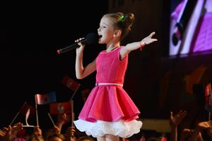 툴레쇼바가 러시아 소치에서 열린 어린이 뉴 웨이브에서 공연하고 있다.