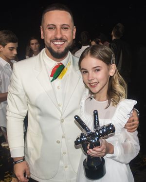 다넬리야가 The Voice Kids Ukraine에서 우승했다 (그녀의 코치 모나틱과 함께).