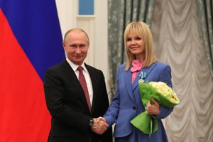 발레리야가 2018년 11월 27일 크렘린에서 푸틴 대통령으로부터 우호 훈장을 수여받고 있다.