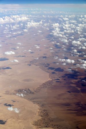 카타라 저지 북서쪽 절벽 가장자리; 왼쪽: 엘 디파 고원