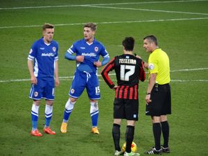 2015년 2월 카디프 시티를 상대로 브라이튼에서 프리킥을 준비하는 테이셰이라