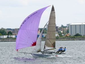 18피트 스키프, 브로드 리치에서 스피릿 장착 비대칭 스피네이커를 펼치고 있다.