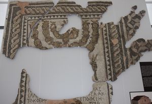 플로브디프 지역 고고학 박물관에 있는 고대 필리포폴리스 회당의 모자이크 조각