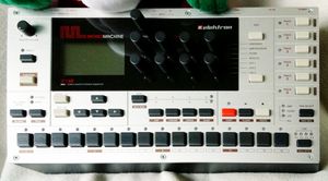 소피는 Elektron Monomachine 신시사이저-시퀀서를 사용하여 기본적인 파형에서 사운드 텍스처를 만들었다.