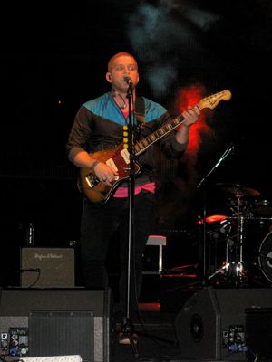 아테나의 리드 보컬리스트 Gökhan Özoğuz의 라이브 공연