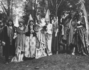 웹(오른쪽에서 세 번째)과 유진 오브라이언, 아이비 트라우트먼, 잔 이글스 등이 출연한 1917년 연극 국립 적십자 페전트