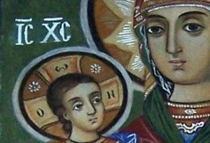 ΙΗΣΟΥΣ ΧΡΙΣΤΟΣ}} (예수 그리스도)에서 유래. Ϲ는 코이네 그리스어 Σ를 나타낸다. 불가리아 트로얀 수도원의 아이콘 세부 사항.