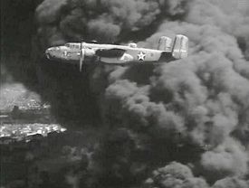 "파손된 오리"가 써티 세컨즈 오버 도쿄(Thirty Seconds over Tokyo)에서 불타는 목표 위를 날고 있다.