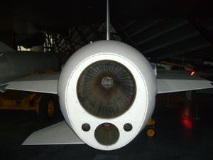 RAF 코스포드 항공우주 박물관에 전시된 블루 스틸 미사일의 후면 모습으로, 2개의 챔버로 된 "스텐토" 로켓 엔진을 보여준다