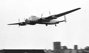 1956년 판보로 SBAC 쇼에서 코에 롤스로이스 타인(Rolls-Royce Tyne)만 장착하고 비행하는 아브로 링컨 시험기 G-37-1