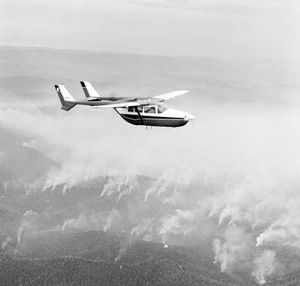 호주 서부에서 항공 점화 작업을 수행하는 비행기